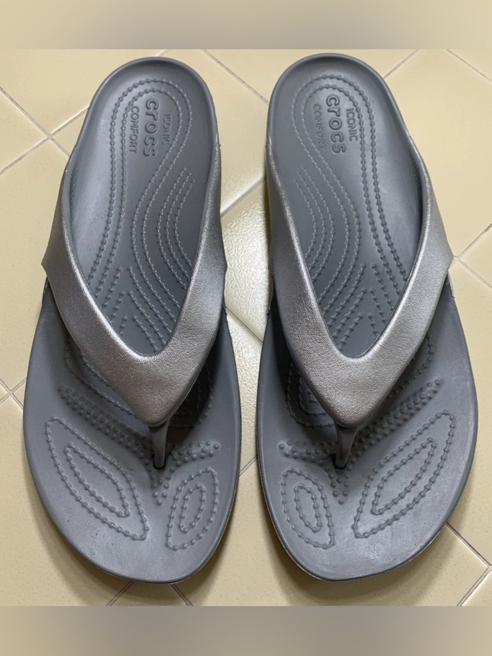 Crocs Kadee II Metallic Flip Flops Sandals Light Weight Silver Sz W10 NWOT